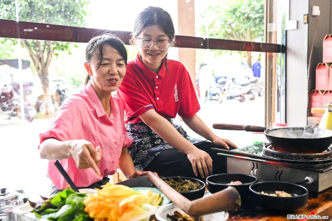 全网追的“扁担女孩”，找了一份暑假工，时薪12元 - 黑河生活资讯 - 黑河28生活网 heihe.28life.com