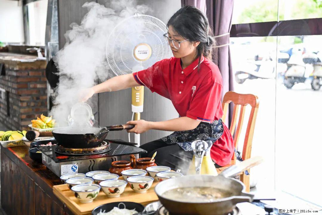 全网追的“扁担女孩”，找了一份暑假工，时薪12元 - 黑河生活资讯 - 黑河28生活网 heihe.28life.com